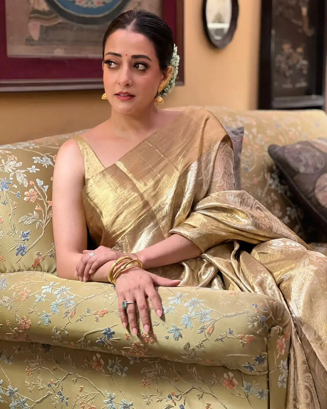 Raima Sen Charming In Green Pattu Saree Blouse